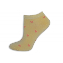 Žlté krátke ponožky so srdiečkami.