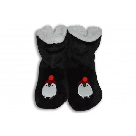 Čierne plyšové papuče s tučniakom.