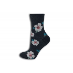 Modré zdravotné ponožky s kvetmi.