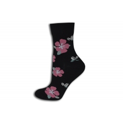 Čierne zdravotné ponožky s kvetmi.