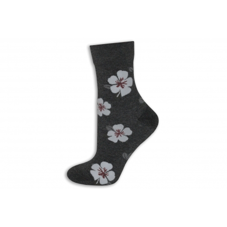 Šedé zdravotné ponožky s kvetmi.